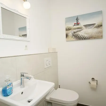 Modernes Mit Eigener Terrasse Und Kleinem Garten - Liva Dranske